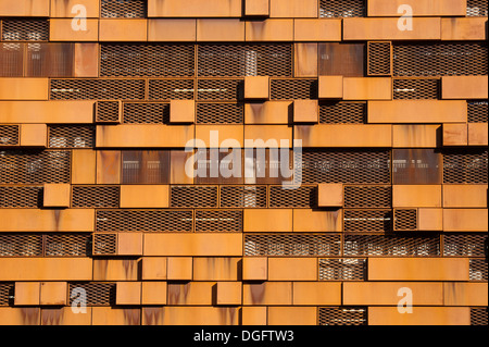 Parcheggio multipiano, coperto con Cor-Ten weathered acciaio, a Piccadilly rail station, Manchester, Inghilterra, Regno Unito. Foto Stock