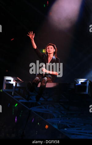 Hong Kong, Cina. Xix oct, 2013. Il cantante Denise Ho detiene il concerto Memento Vivere2013 a Hong Kong, Cina sabato 19 ottobre, 2013. © TopPhoto/Alamy Live News Foto Stock