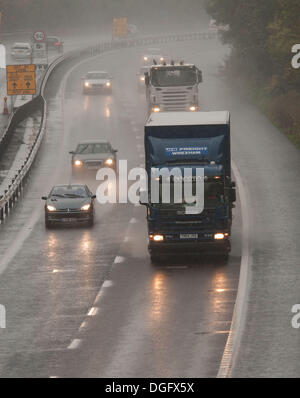 ,Telford Shropshire, Regno Unito. Xxi oct, 2013. Heavy Rain per M54 vicino a Telford Shropshire, cause difficili condizioni di guida. Credito: Kelly Rann/Alamy Live News Foto Stock