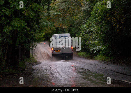 Telford, Shropshire, Regno Unito. Xxi oct, 2013. Heavy Rain provoca strade locali vicino Wrekin, vicino a Telford, Shropshire, alle alluvioni. Credito: Kelly Rann/Alamy Live News Foto Stock