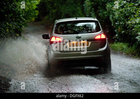 Telford, Shropshire, Regno Unito. Xxi oct, 2013. Heavy Rain provoca strade locali vicino Wrekin, vicino a Telford, Shropshire, alle alluvioni. Credito: Kelly Rann/Alamy Live News Foto Stock