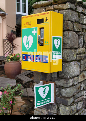 Defibrillatore su una parete esterna, Lynmouth, Exmoor, Devon, Regno Unito Foto Stock