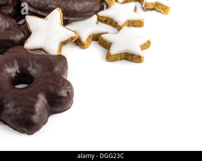 Bianco e nero biscotti di Natale - pan di zenzero e cannella stelle Foto Stock