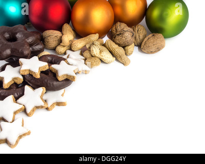 Pan di zenzero e cannella stelle, dadi e colorato baubles di natale Foto Stock