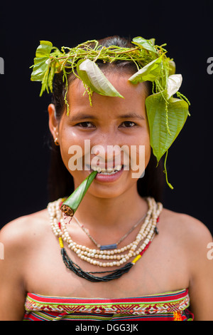 Giovane e bella minoranza Tompuon donna - provincia di Ratanakiri, Cambogia Foto Stock