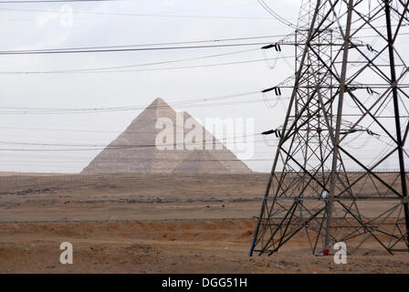 Un traliccio di elettricità nella parte anteriore delle piramidi di Giza, Khafre, Khufu e Menkaure piramidi di Giza, al Cairo, Egitto, Africa Foto Stock