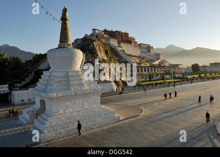 Palazzo del Potala nel sole del mattino, palazzo d'inverno del Dalai Lama, Lhasa, in Tibet, in Cina Asia Foto Stock
