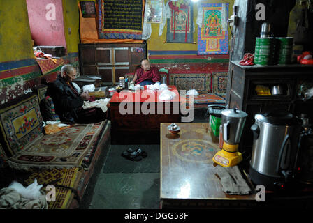 Monaci nel monastero di cucina, Monastero di Drepung, Lhasa, in Tibet, in Cina Asia Foto Stock