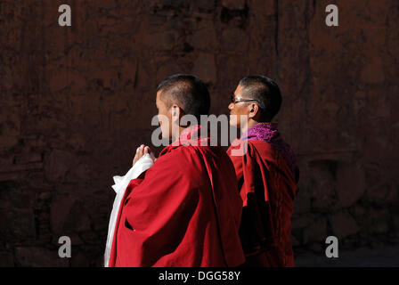 Pregando i monaci, Paelkhor Monastero Complesso Pelkhor Choede, Gyantse, Tibet, Cina e Asia Foto Stock