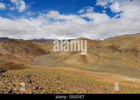 Tingri altopiano coperto di neve e cime di montagna sotto nuvole basse sul retro, Himalaya, Tibet, Cina e Asia Foto Stock