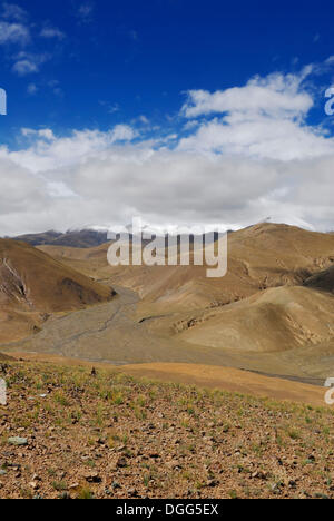 Tingri altopiano coperto di neve e cime di montagna sotto nuvole basse sul retro, Himalaya, Tibet, Cina e Asia Foto Stock