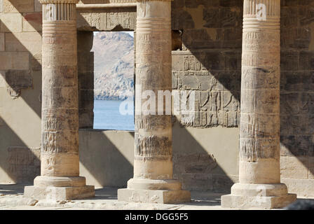 Colonne di pietra con rilievi, geroglifici, Il Tempio di Philae, Aswan, Valle del Nilo, Egitto, Africa Foto Stock