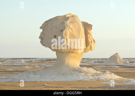 Roccia calcarea formazioni, White Desert, Farafra oasis, Western Desert, Egitto, Africa Foto Stock