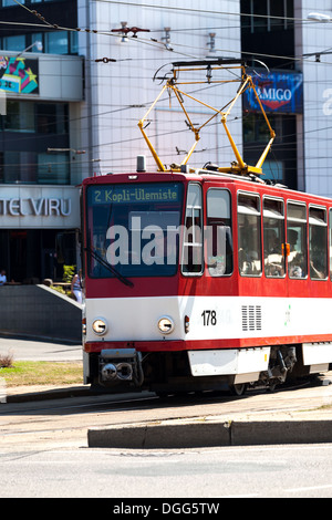 City Tram all incrocio occupato. Tallinn Estonia Foto Stock