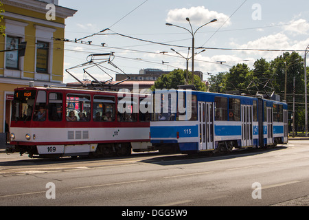 City Tram all incrocio occupato. Tallinn Estonia Foto Stock