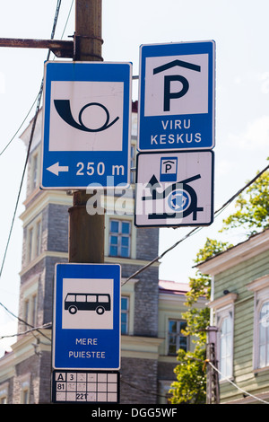 Segni di traffico alla rotonda di occupato Tallinn Estonia Foto Stock