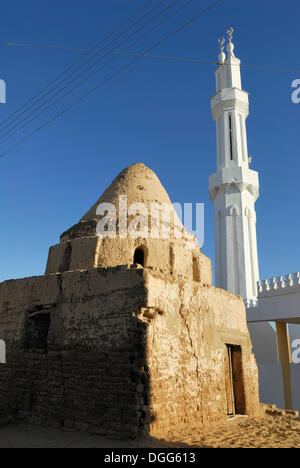 Casa di fango nella parte anteriore della Nuova Moschea di El Qasr, Dakhla Oasis, Western Desert, Egitto, Africa Foto Stock
