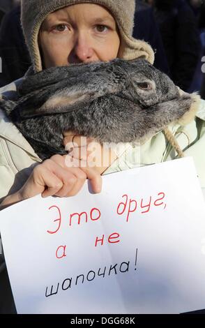 Okt. 20, 2013 - San Pietroburgo, Russia Ð di attivisti per i diritti degli animali la fase a prestazioni durante un anti-fur marzo a San Pietroburgo, 20 ottobre 2013. I partecipanti si sono riuniti per protestare contro la macellazione degli animali per la produzione di pellicce usata in inverno abiti e nel settore dell'abbigliamento, secondo gli organizzatori. (© Andrey Pronin / ZUMAPRESS.com) Foto Stock