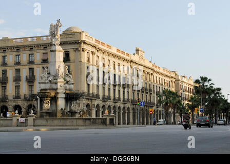 Fontana con la scultura, il tipo di carattere del geni Català, edifici neoclassici Porxos d'en Xifré, Plà del Palau, barcellona catalogna Foto Stock