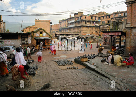 Pottery ware in una storica strada, Bhaktapur, Valle di Kathmandu, Nepal, Asia Foto Stock