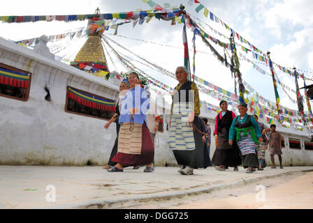 Pellegrini a piedi attorno a stupa di Boudhanath, Kathmandu, Nepal, Asia Foto Stock