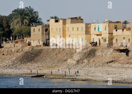 Villaggio sulle rive del Nilo tra Luxor e Esna, Valle del Nilo, Egitto, Africa Foto Stock