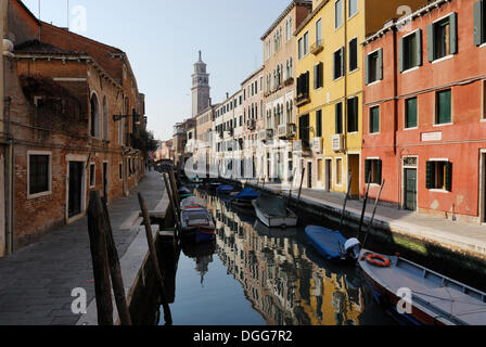 Barche sul canale di Rio di San Barnaba, il campanile di Santa Maria dei Carmini, Dorsoduro, Venezia, Venezia, Veneto, Italia, Europa Foto Stock