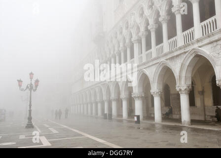 Palazzo Ducale, Palazzo Ducale palazzo nella nebbia, Piazzetta San Marco, Piazza San Marco, Venezia, Veneto, Italia, Europa Foto Stock