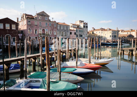 Barche sul Canal de San Pietro di Castello, Venezia, Venezia, Veneto, Italia, Europa Foto Stock