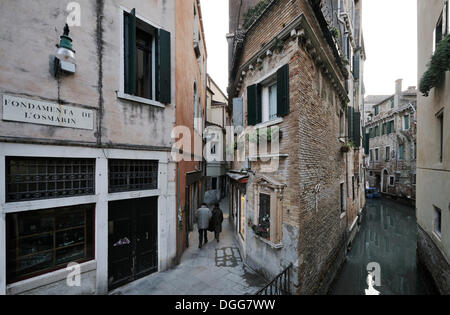 Casa stretta su un canale, Fondamenta de L'Osmarin, quartiere di Castello, Venezia, Venezia, Veneto, Italia, Europa Foto Stock