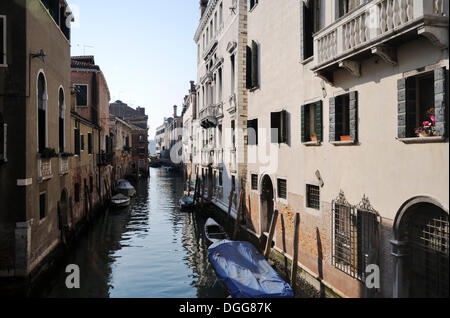 Case sul canal Rio de la Pietà, quartiere di Castello, Venezia, Sito Patrimonio Mondiale dell'UNESCO, Veneto, Italia, Europa Foto Stock