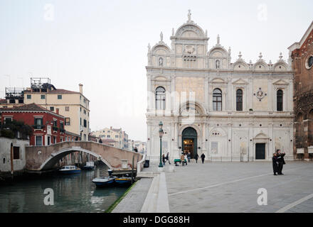 Scuola Grande di San Marco, il Ponte del Cavallo bridge, canal Rio di San Lazzaro dei Mendicanti, quartiere di Castello, Venezia, Venezia Foto Stock