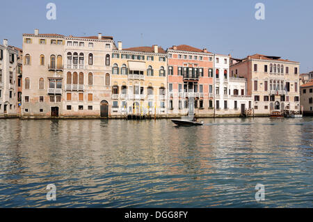 Imbarcazione a motore sul Canal Grande, il Canal Grande, Palazzo Barbarigo, Palazzo Zulian Priuli, Palazzo Ruoda-Boldù Foto Stock