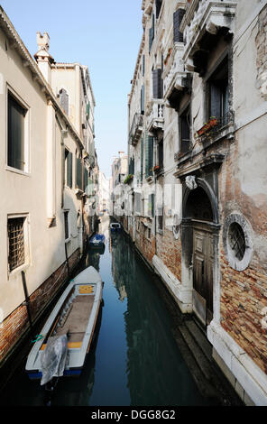 Palazzo Manzoni lungo uno stretto canale, Rio de le do Torre, Venezia, Venezia, Veneto, Italia, Europa Foto Stock