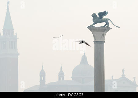 Colonna con il Leone di San Marco, il Leone di San Marco Piazzetta San Marco, Piazza San Marco, chiesa di San Giorgio Maggiore Foto Stock