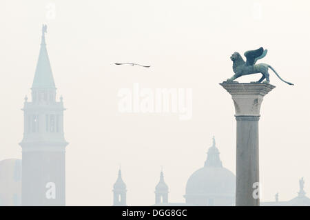 Colonna con il Leone di San Marco, il Leone di San Marco Piazzetta San Marco, Piazza San Marco, chiesa di San Giorgio Maggiore Foto Stock