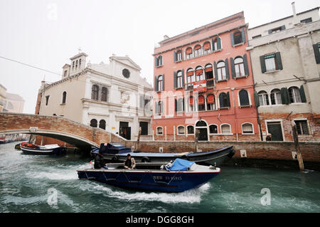 Barca sul canal Rio de San Antonin, Scuola di San Giorgio degli Schiavoni, Palazzo Schiavoni, quartiere di Castello, Venezia Foto Stock