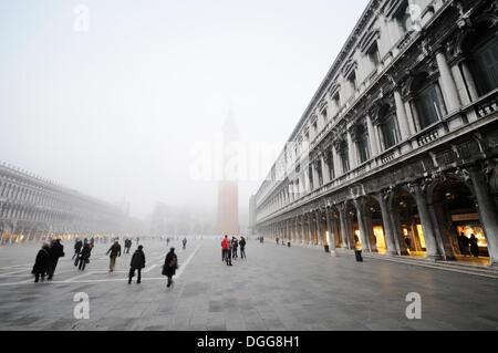 Piazza San Marco, le Procuratie edifici e Campanile di San Marco nella nebbia, Venezia, Venezia, Veneto, Italia, Europa Foto Stock