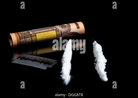 Due linee di cocaina con una lama di rasoio e laminati 50 euro nota Foto Stock