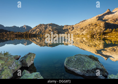 Mattinata a Lac d'Aumar, la Réserve Naturelle du Néouvielle, Pirenei francesi. Foto Stock