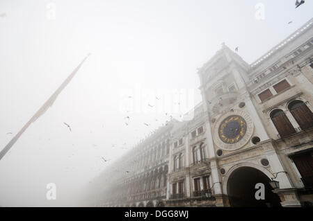 Procuratie edificio e Torre dell'orologio Clock Tower nella nebbia, Piazza San Marco, Piazza San Marco, Venezia, Venezia, Veneto Foto Stock