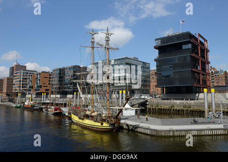 Una storica Tall Ship è ormeggiata in Tall Ship Harbour, Traditionsschiffhafen Harbour, moderno e residenziale di edifici per uffici Foto Stock