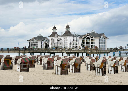 Pier, sedie a sdraio sulla spiaggia, Mare Baltico resort di Sellin, Baltico Seaside Resort Sellin, Rügen Foto Stock