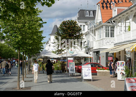 Ripristinato resort o architettura Baeder nella strada principale, Mar Baltico resort città di Binz, Binz, Rügen Foto Stock