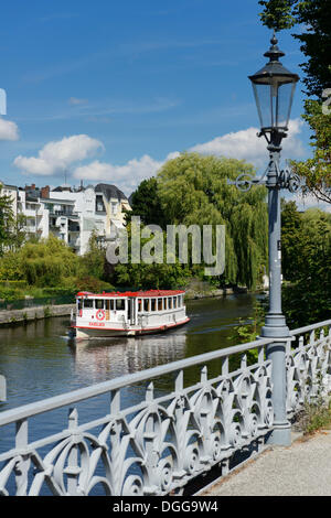 Escursione in barca sul fiume Alster, Leinpfad passerella, fiume Alster, Werftbruecke bridge, Hamburg, Amburgo, Germania Foto Stock