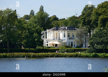 Mansion con barca a remi nella parte anteriore sull'Aussenalster o esterna al lago Alster, Hamburg, Amburgo, Germania Foto Stock