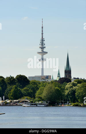 Il fiume Alster sistema di cottura a vapore sull'Aussenalster o esterna al lago Alster, torre televisiva, Hamburg, Amburgo, Germania Foto Stock
