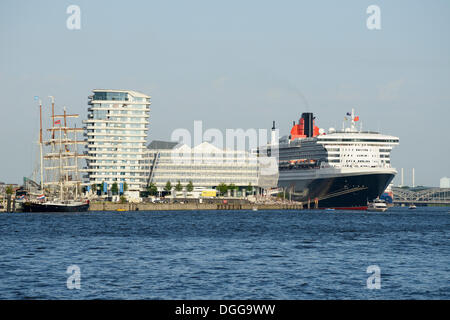 RMS Queen Mary 2 la visita durante la Hamburg giorni di crociera nel porto di Amburgo con il Marco Polo Tower e la Unilever Foto Stock