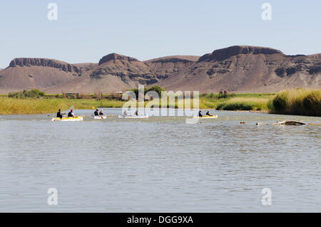 Canoa sul Oranje, fiume Orange, fiume di confine tra Namibia e Sudafrica Foto Stock