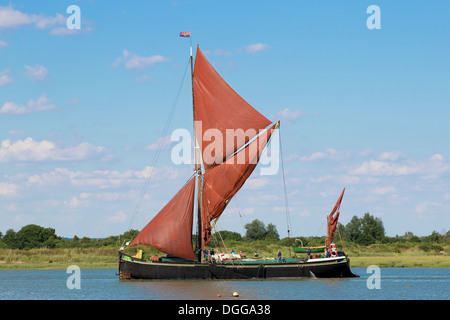 Barca a vela Pudge chiatta sul fiume Blackwater Essex. Foto Stock